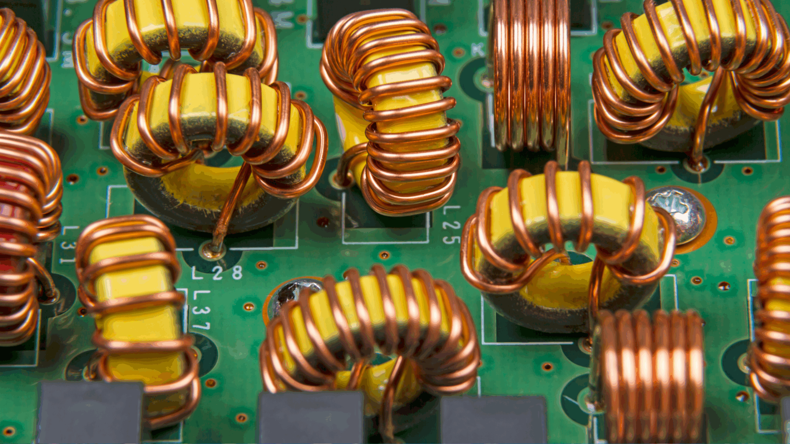 Vue rapprochée de plusieurs bobines d'inductance de type toroïdal.