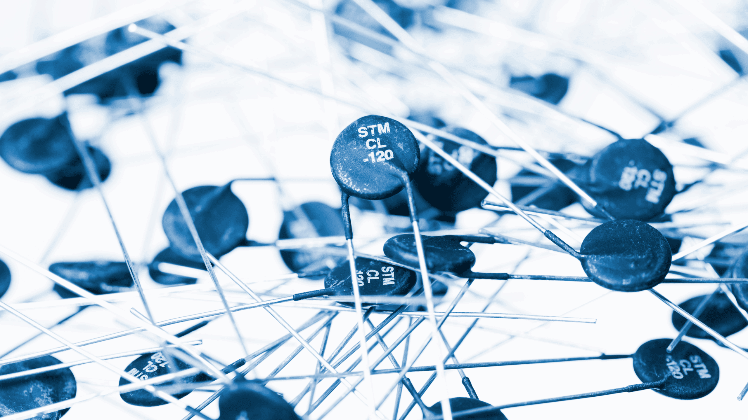 Composants de thermistances Gros plan sur plusieurs thermistances, petits capteurs de température utilisés en électronique.