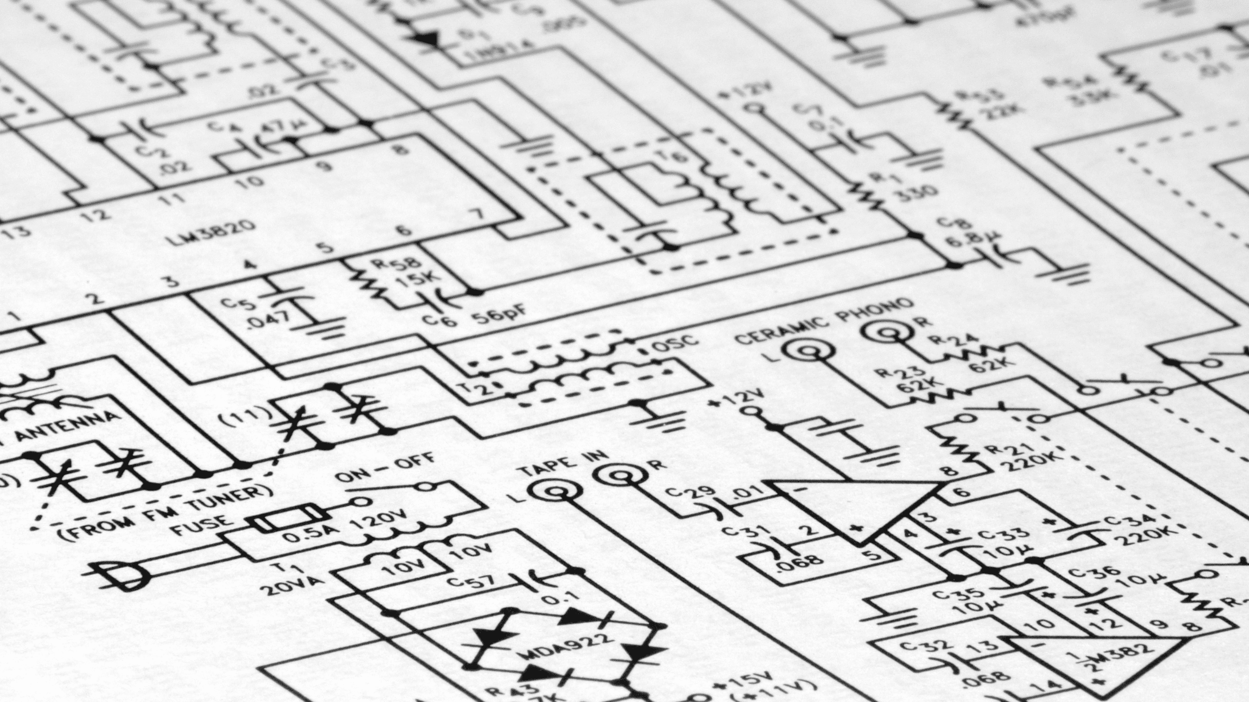 Plan détaillé pour apprendre à lire un schéma électronique complexe avec composants, résistances et circuits intégrés pour l'ingénierie.
