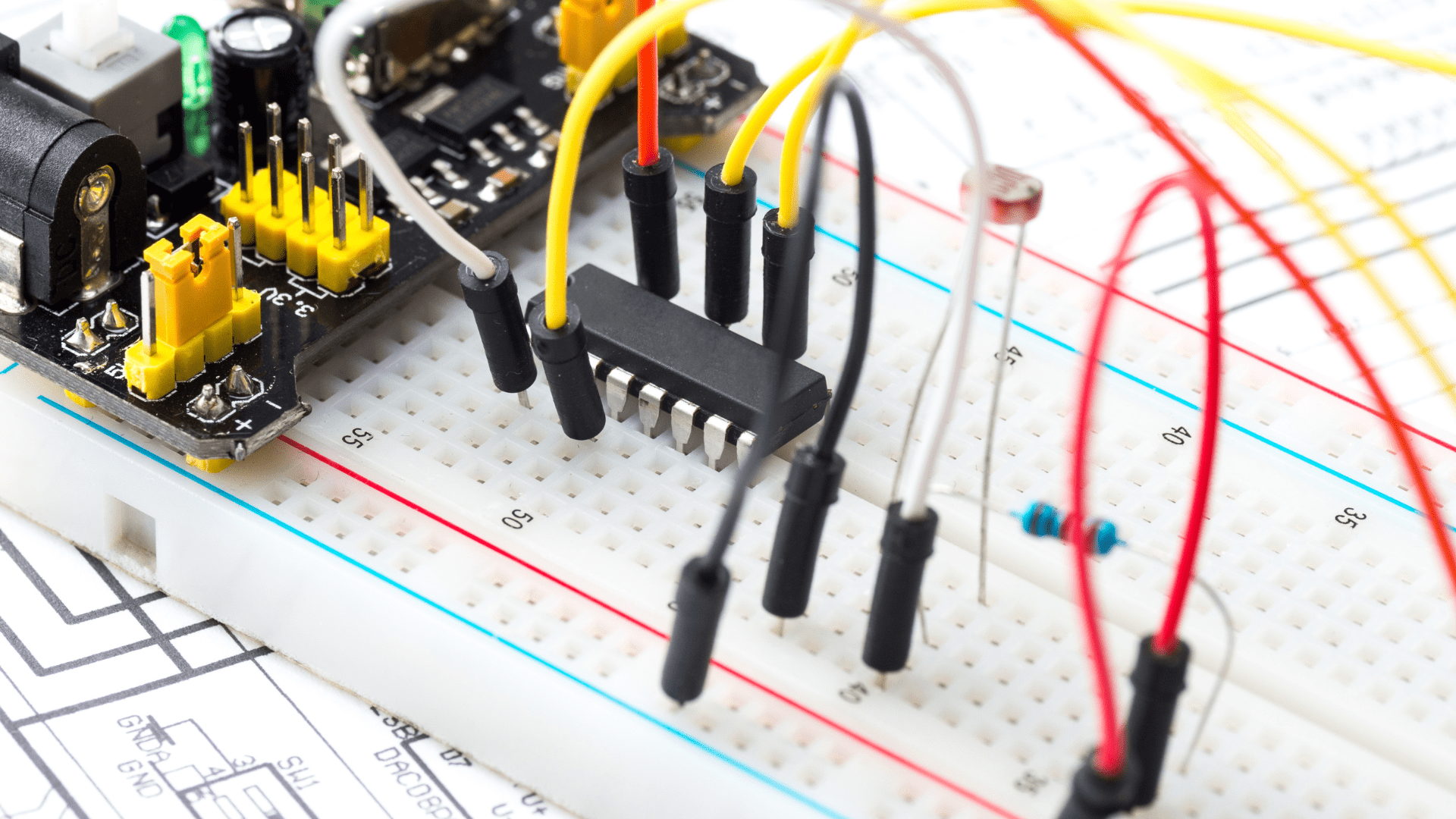Montage de prototype sur breadboard électronique avec circuit intégré DIP et câblage propre.