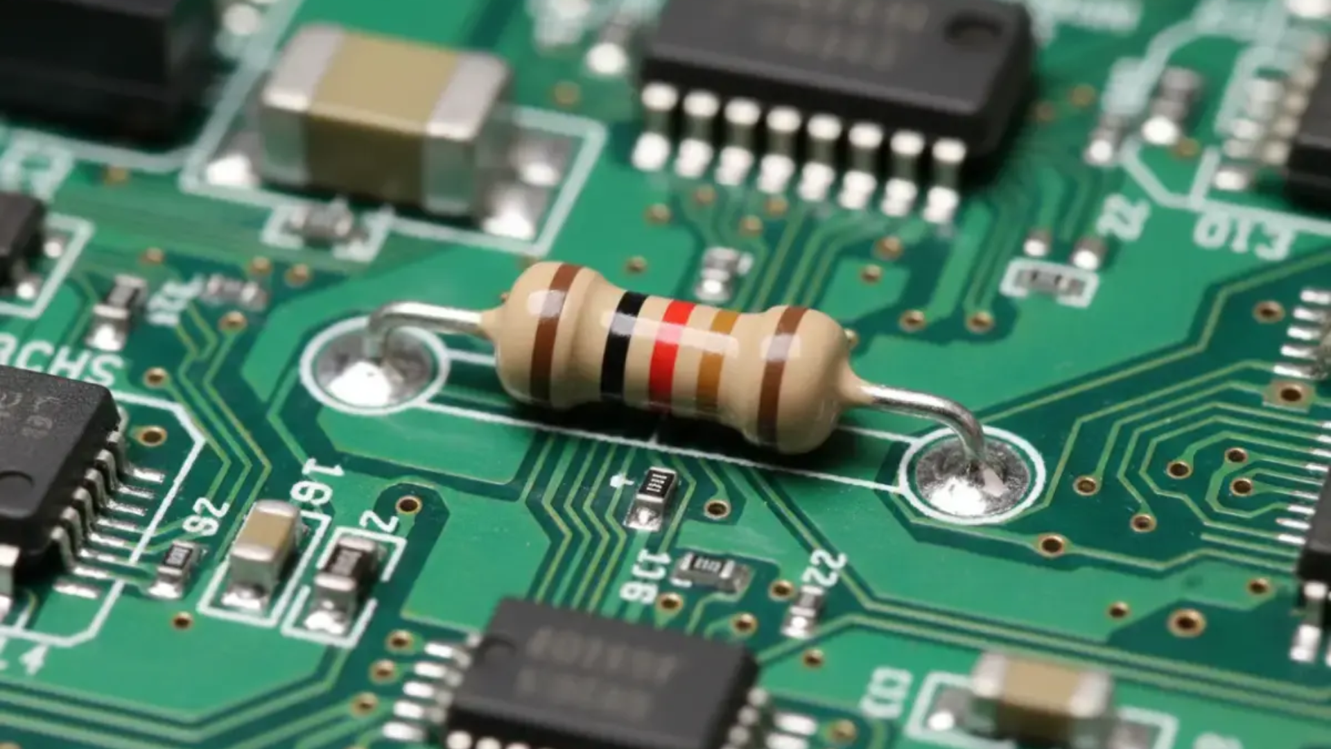 Code couleur des résistances montées sur un PCB.